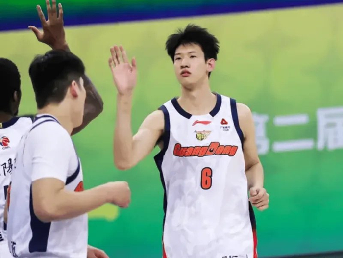 bb体育官网-广东104-113上海1喜3忧！黄明依奇兵，内线+张皓嘉没法看！|CBA俱乐部杯|杜锋|球员|比赛|对手_新浪体育_新浪新闻