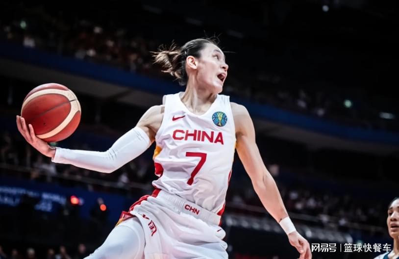 BB体育-女篮晋级世界杯后遭质疑！前队长吐槽集训太长了：宫鲁鸣太老套了